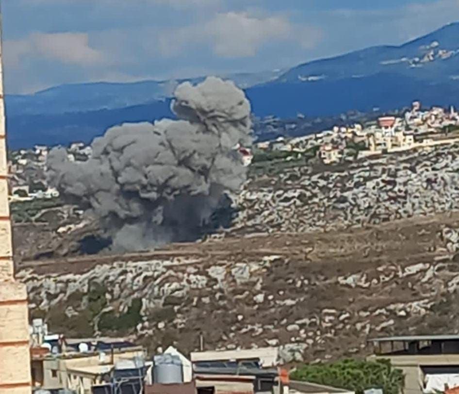 طيران الاحتلال يقصف مجرى نهر الليطاني جنوبي لبنان.