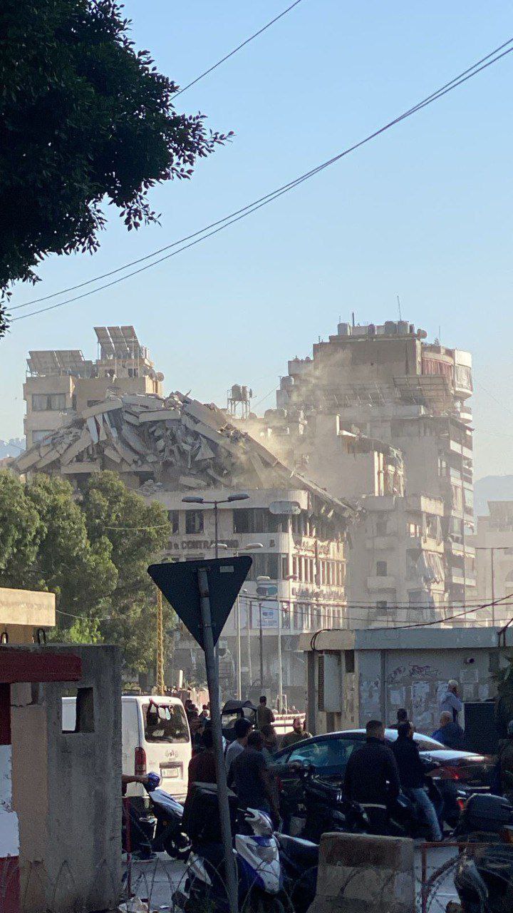 آثار الدمار بعد الغارة الصهيونية التي استهدفت مبنى في الشياح…