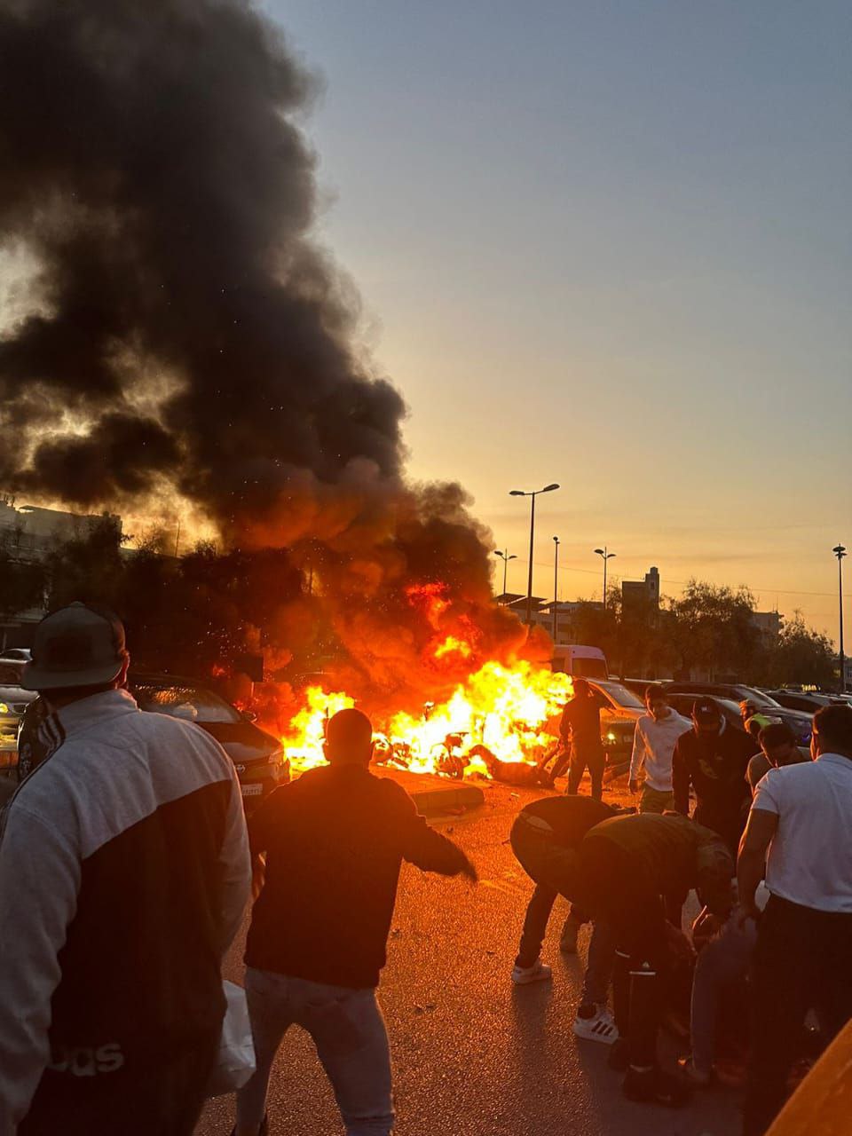 السيارة المستهدفة في مدينة صور جنوبي لبنان، والأنباء الأولية تؤكد…