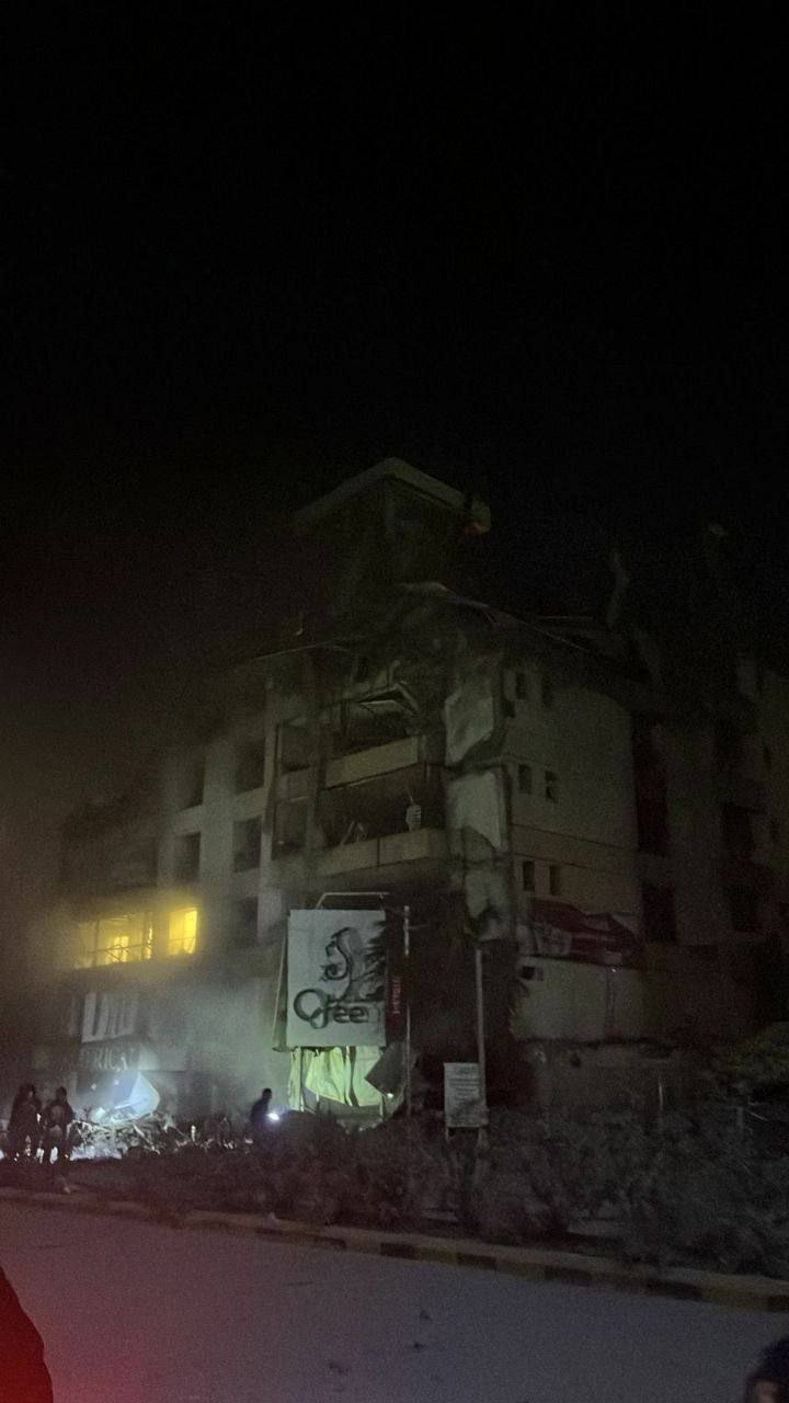 المبنى الذي استهدفه الاحتلال في منطقة الجناح بمحيط السفارة الكويتية…