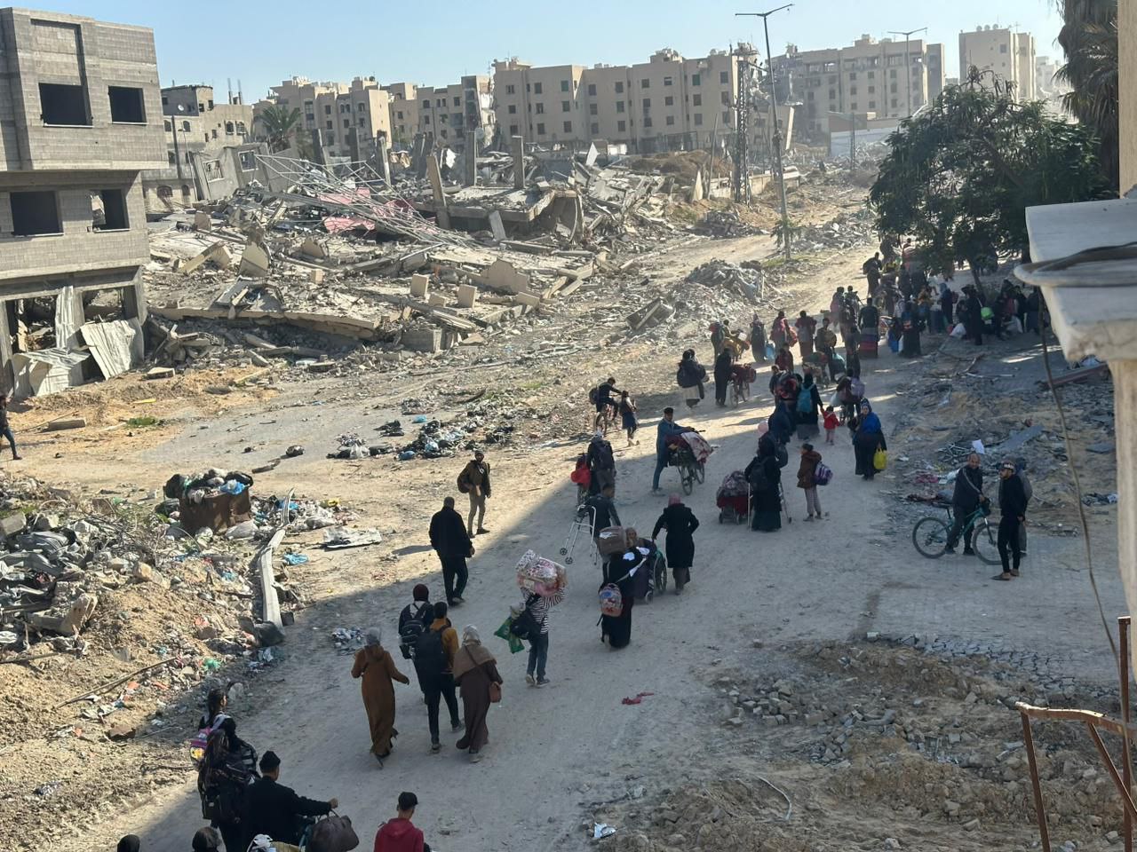 المشهد من بيت لاهيا شمال قطاع غزة بعد مهاجمة وحصار…