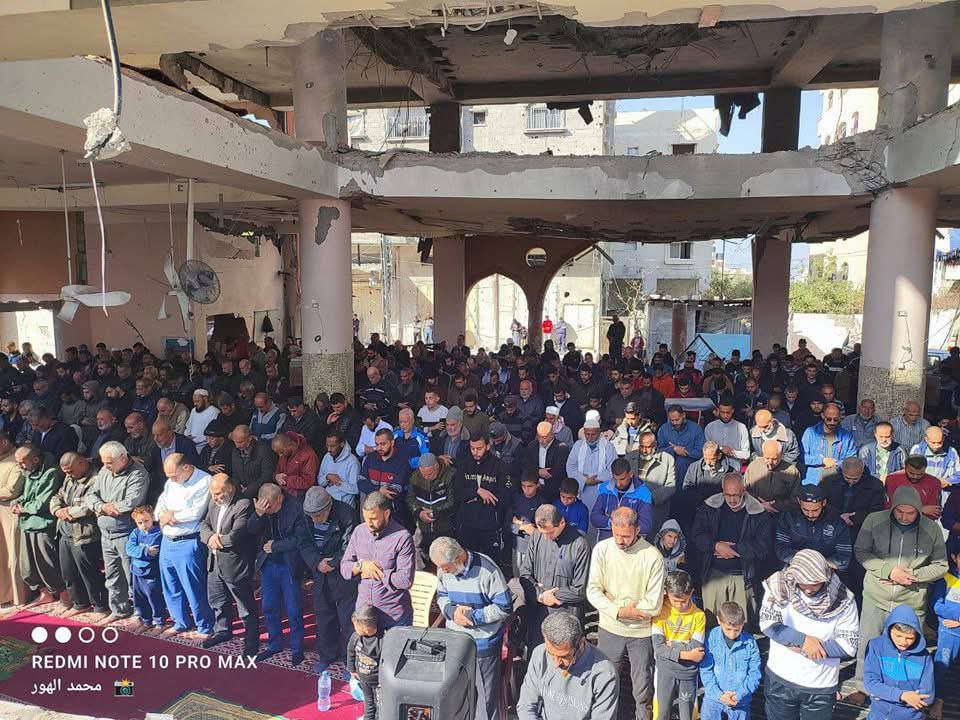 صورة متداولة || من صلاة الجمعة بمسجد الفاروق المدمر في…