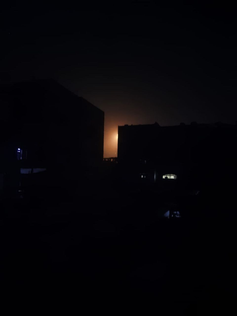 جيش العدو يُطلق قنابل إنارة في أجواء منطقة الزرقاء بحي…