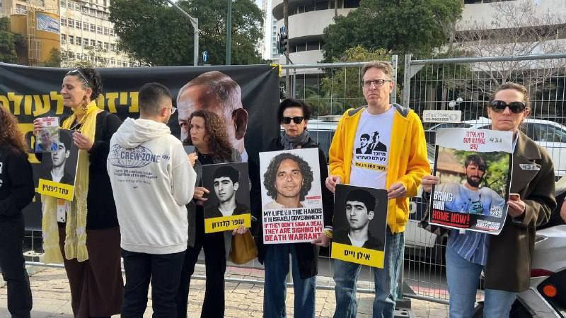 عائلات الأسرى الإسرائيليين لدى المقاومة تلاحق نتنياهو وتتظاهر أمام المحكمة…