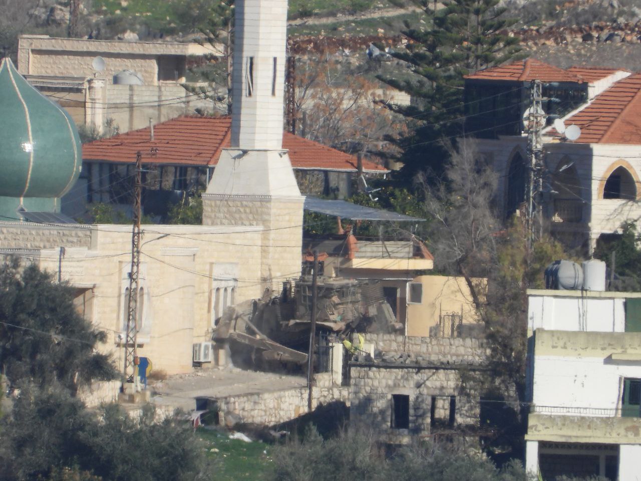 لحظة بدء جرافة لجيش الاحتلال  بهدم مسجد بلدة بني…