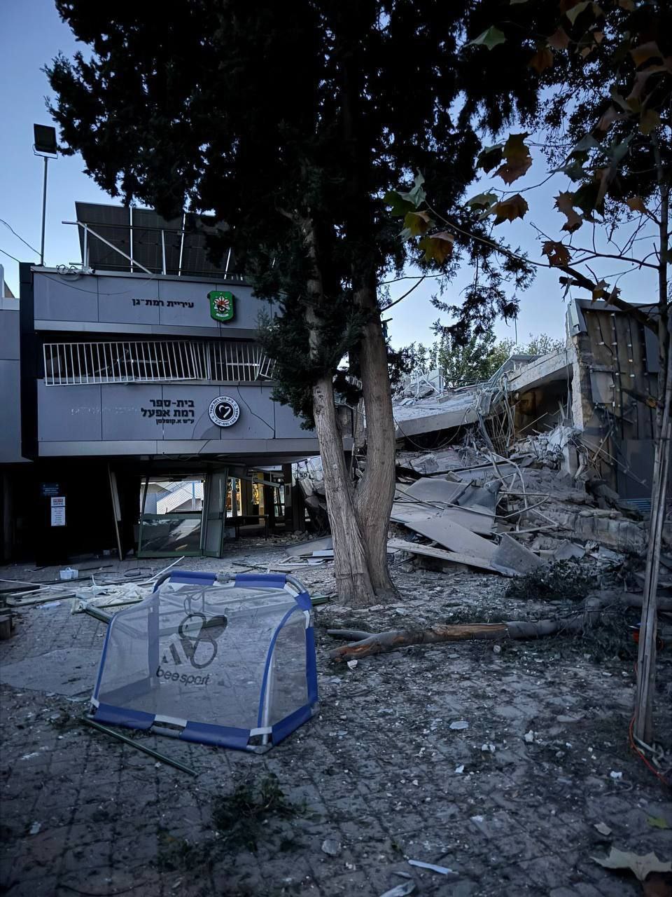 إعلام عبري: مبنى من طابقين في “رمات غان” قرب “تل…