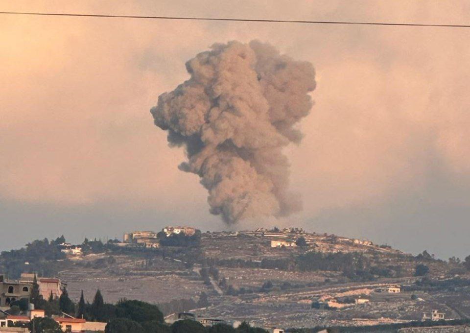 قوات العدو الإسرائيلي تنفذ تفجيراً كبيراً في بلدة يارون جنوبي…