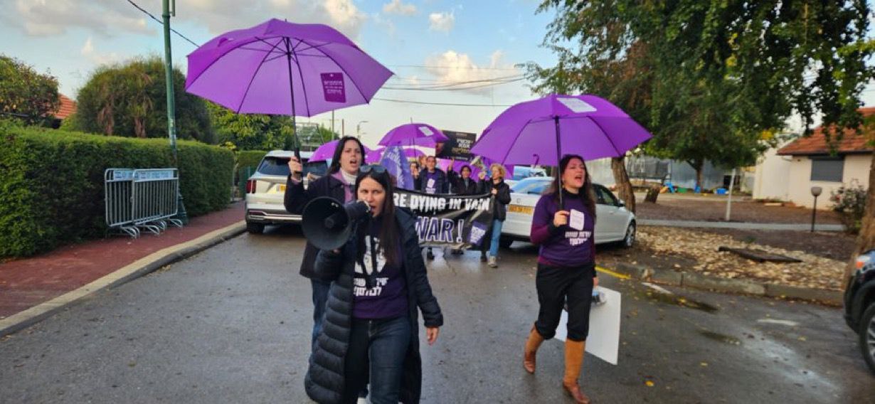 مصادر عبرية: مستوطنون يتظاهرون أمام منزل وزير حرب الاحتلال “يسرائيل…