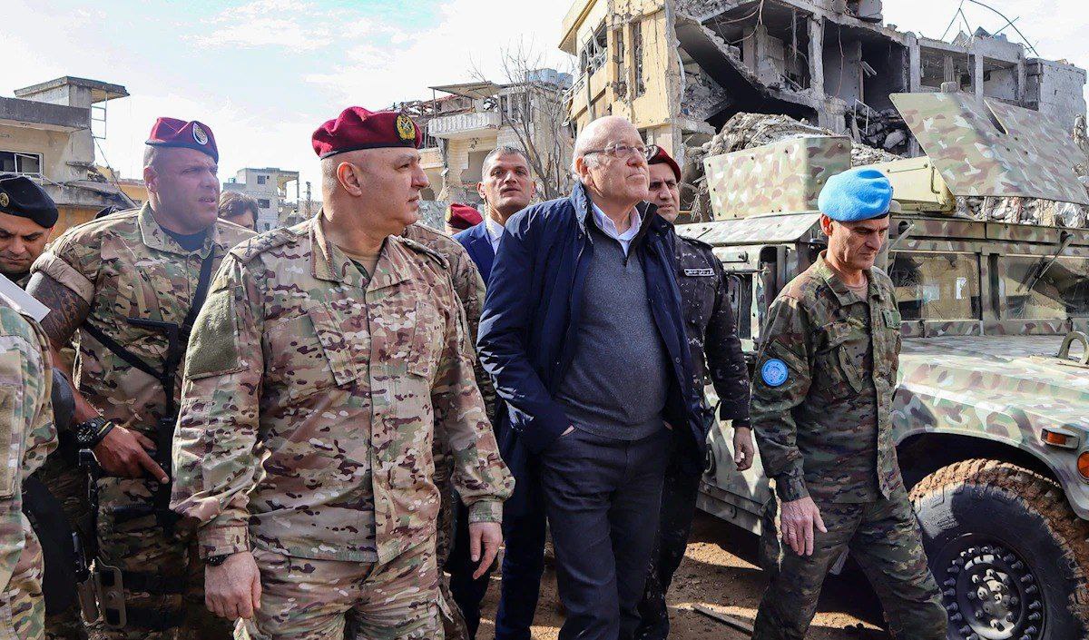 جريدة “الأخبار”: رئيس الحكومة نجيب ميقاتي طلب للمرة الأولى الاجتماع…