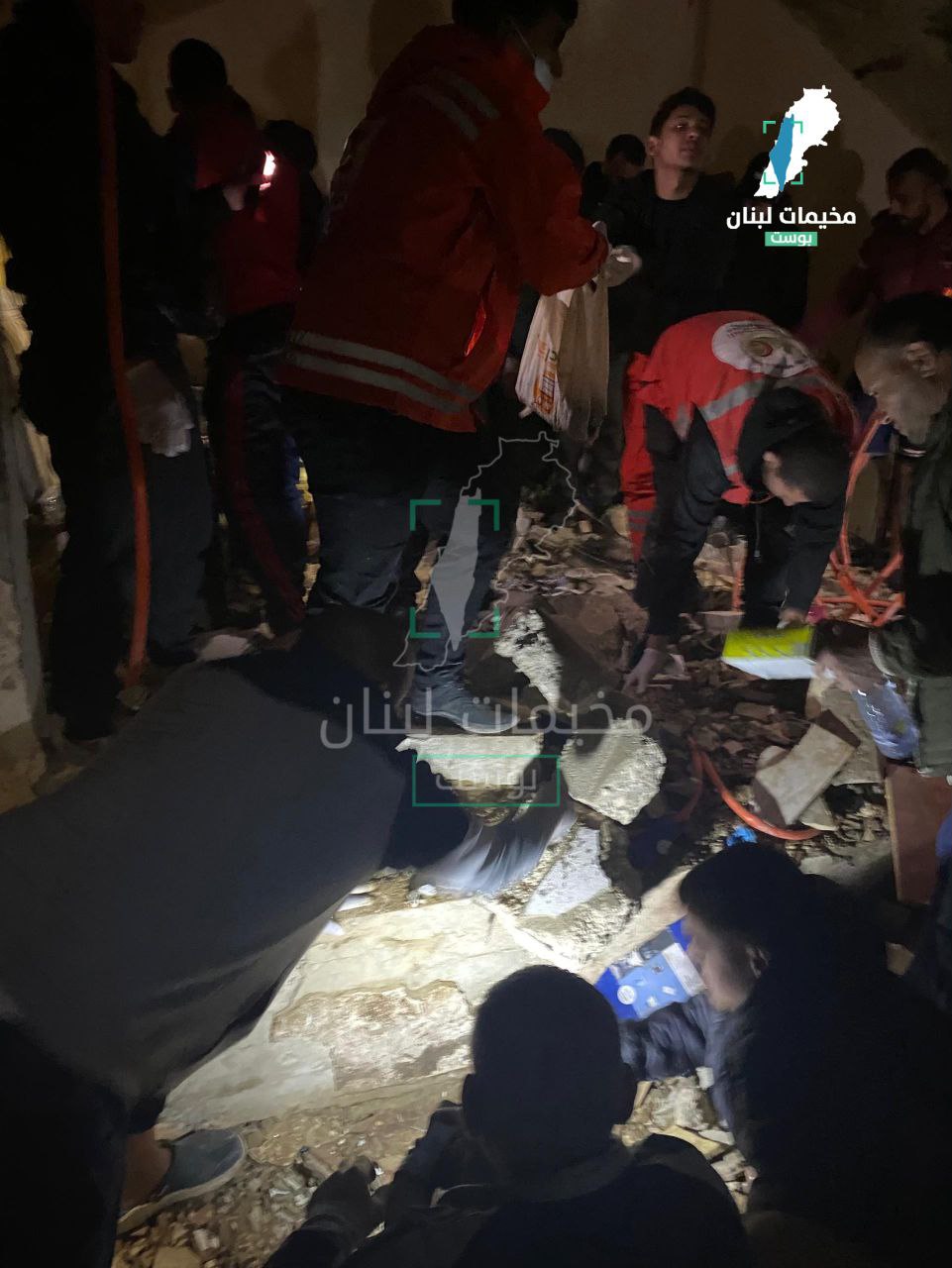 مشاهد من المنزل الذي طاله التفجير في مخيم الرشيدية وتوفي…