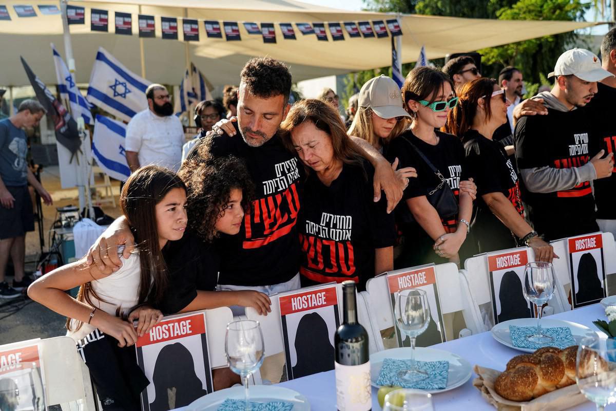 عائلات أسرى الاحتلال لدى المقاومة في رسالة لنتنياهو: 

– هناك…