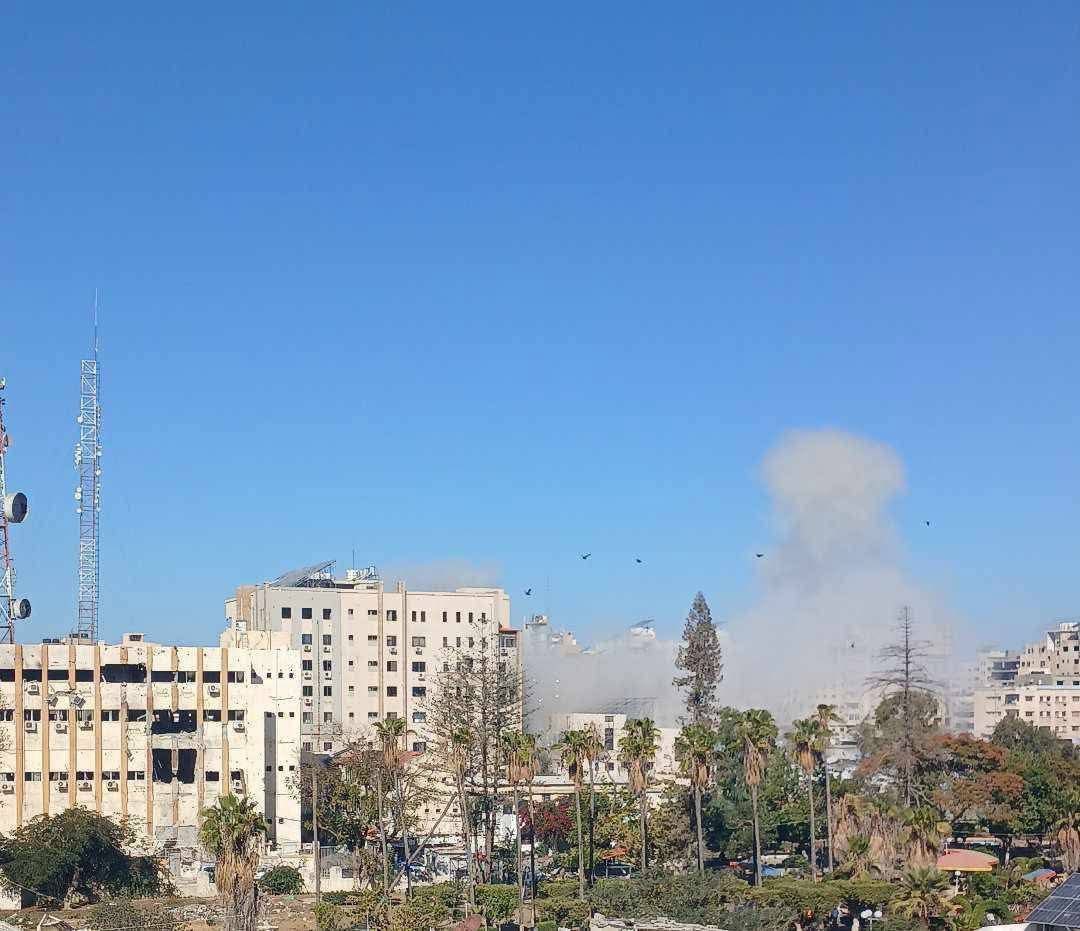 🚨 غارة صهيونية تستهدف طابقًا في مستشفى الوفاء للتأهيل الطبي…
