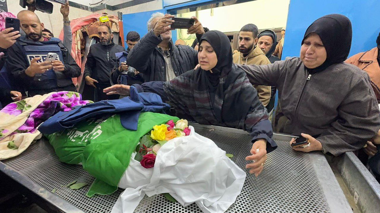 🔴 جانب من وداع الشهيدة الصحفية “شذى الصباغ”، التي ارتقت…