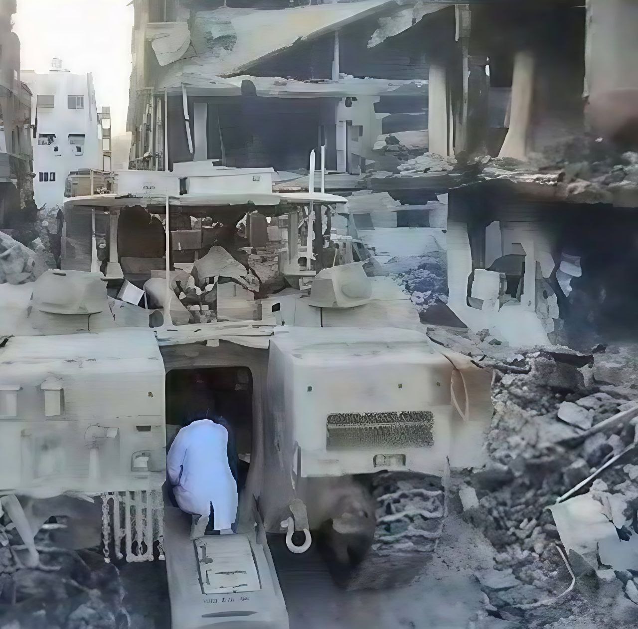 صورة للحظة اعتقال الدكتور “حسام أبو صفية” بعد اقتحام قوات…