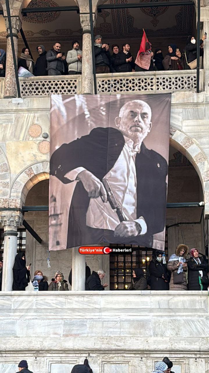 تعليق صورة الشهيد القائد يحيى السنوار على المسجد الجديد في…