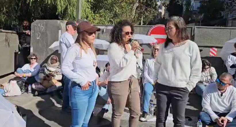 أهالي أسرى الاحتلال في قطاع غزة يتظاهرون أمام منزل “نتنياهو”…