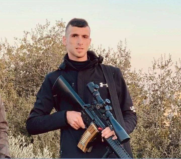 مصادر محلية: أجهزة أمن “السلطة الفلسطينية” تعتقل الأسير المحرر والمطارد…