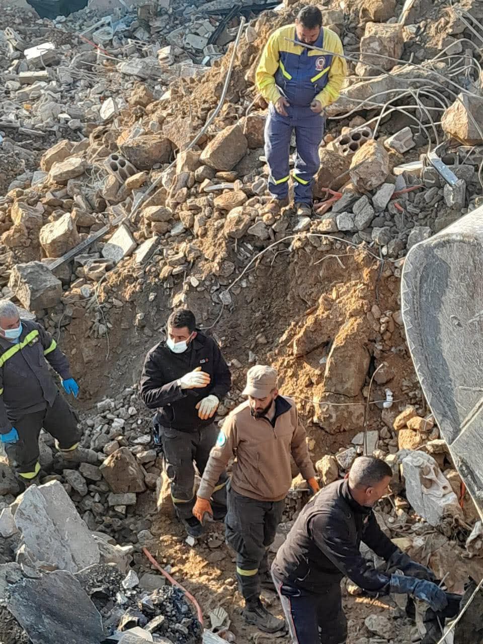 الدفاع المدني اللبناني : انتشال جثمان شهيد من حي المعتقل…