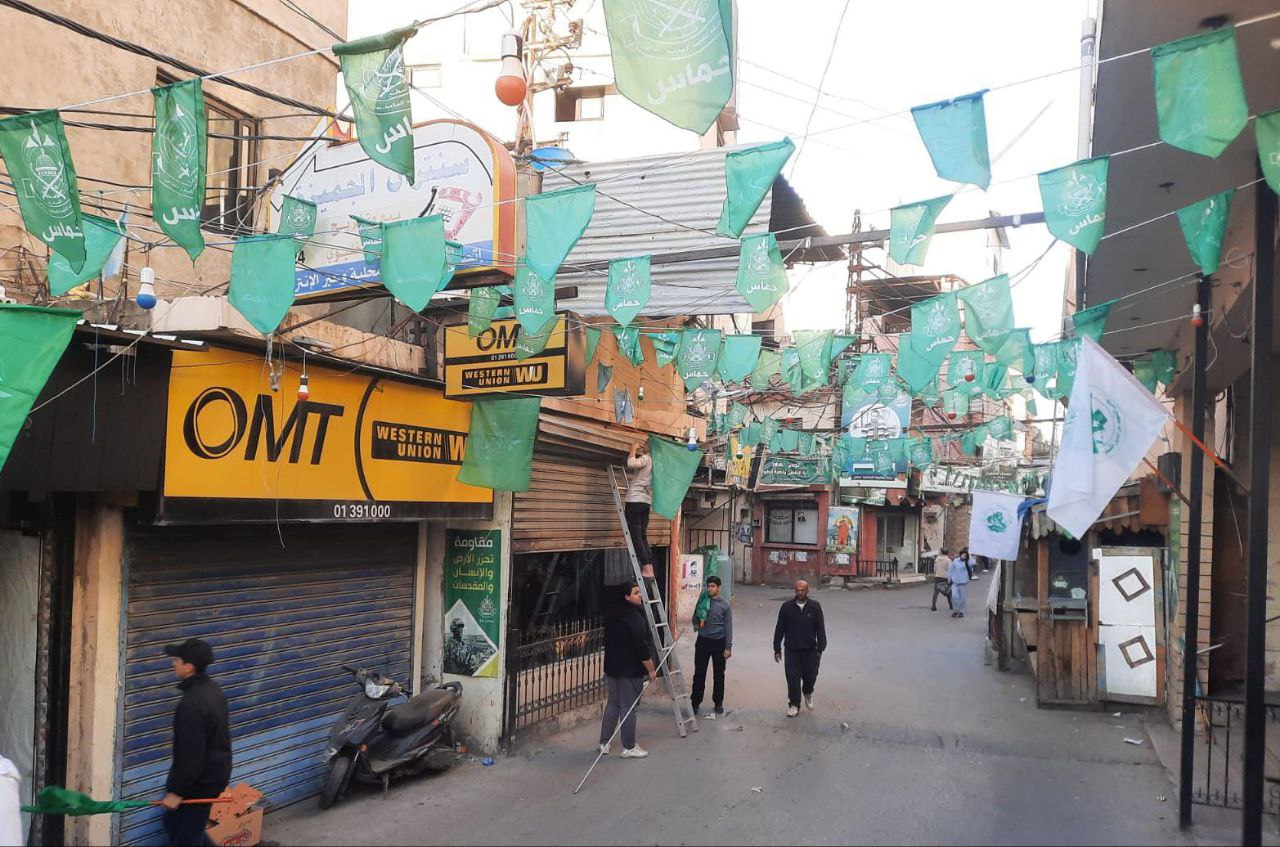 تزيين الشارع التحتاني المقابل لمسجد خالد بن الوليد في مخيم…
