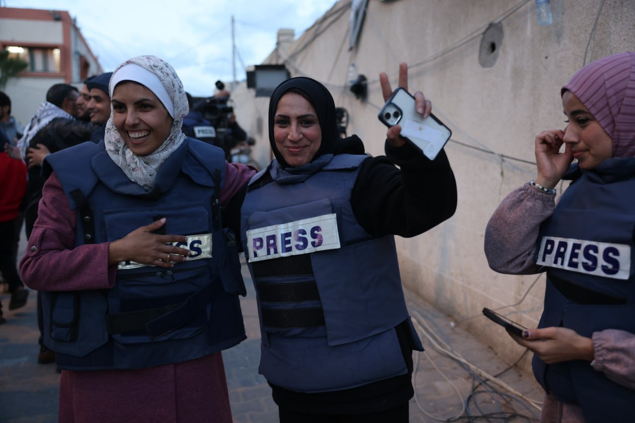 🔴 صحافيون في مستشفى ناصر، يلتقطون صورة نهاية الحرب الصهيونية…