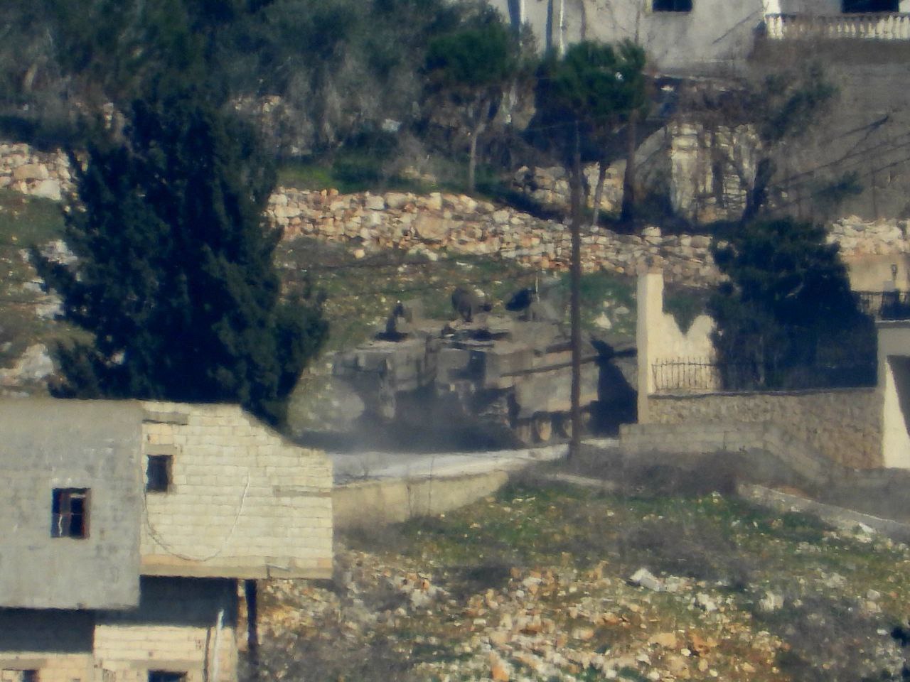 قوة من جيش الاحتلال داهمت بعض المنازل في الأطراف الغربية…