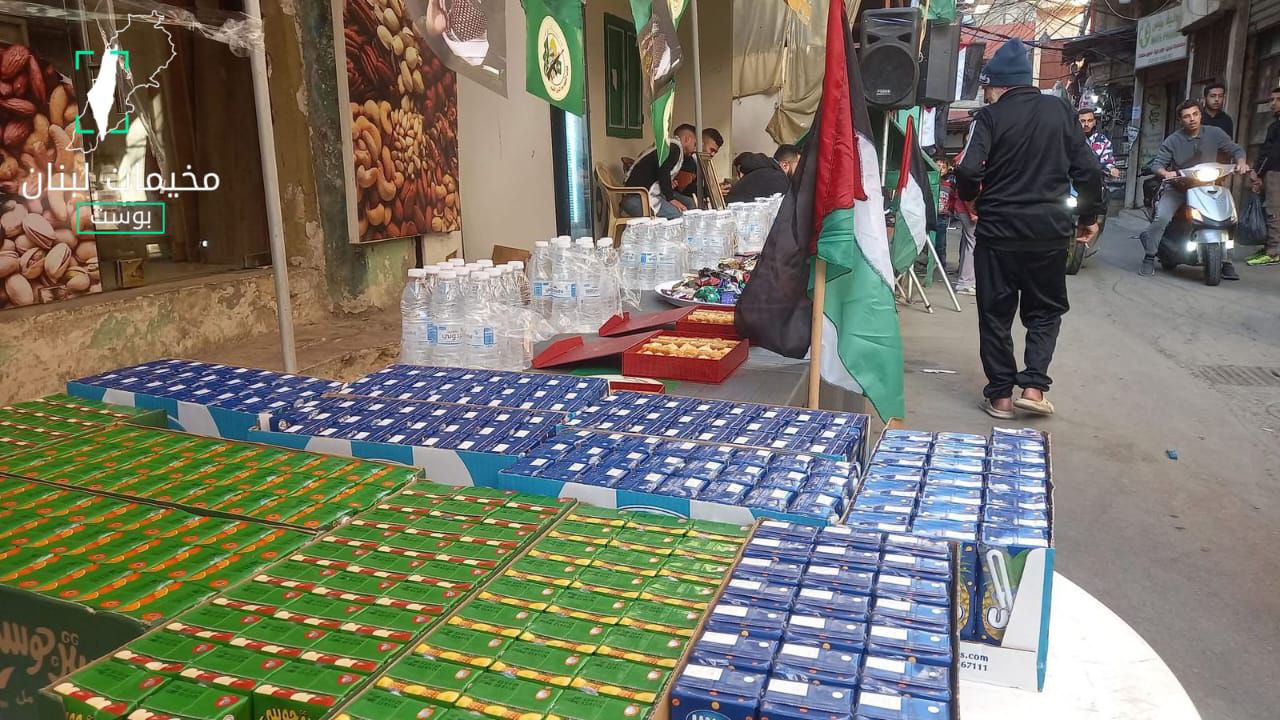 الأهالي في مخيم برج البراجنة بالعاصمة بيروت يوزّعون الحلوى ابتهاجاً…