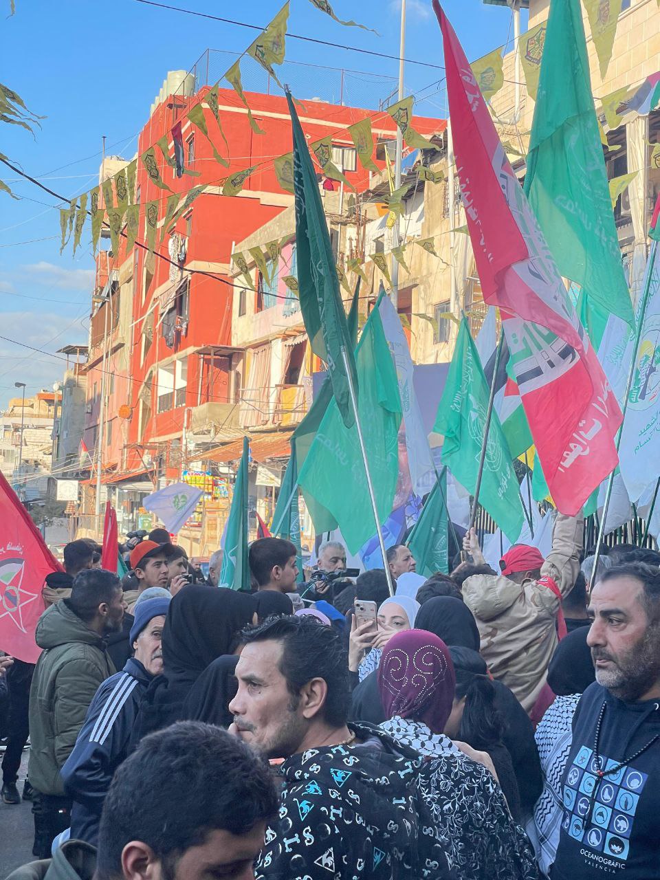 الأهالي في مخيم برج البراجنة بالعاصمة بيروت مستمرين بالاحتفالات بوقف…