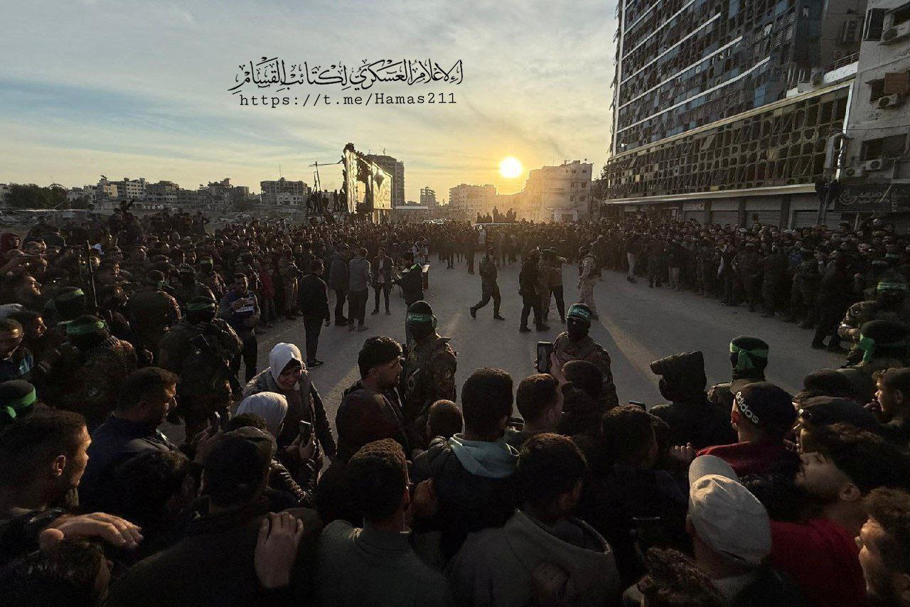 انتشار لعناصر كتائب القسام بحضور جماهيري حاشد، خلال عملية تسليم…