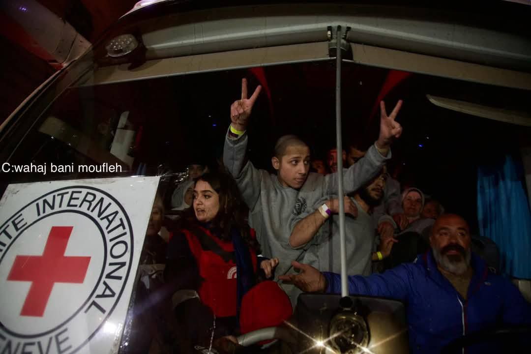 نقل الأسرى الفلسطينيين عبر حافلة للصليب الأحمر إلى بلدة بيتونيا…