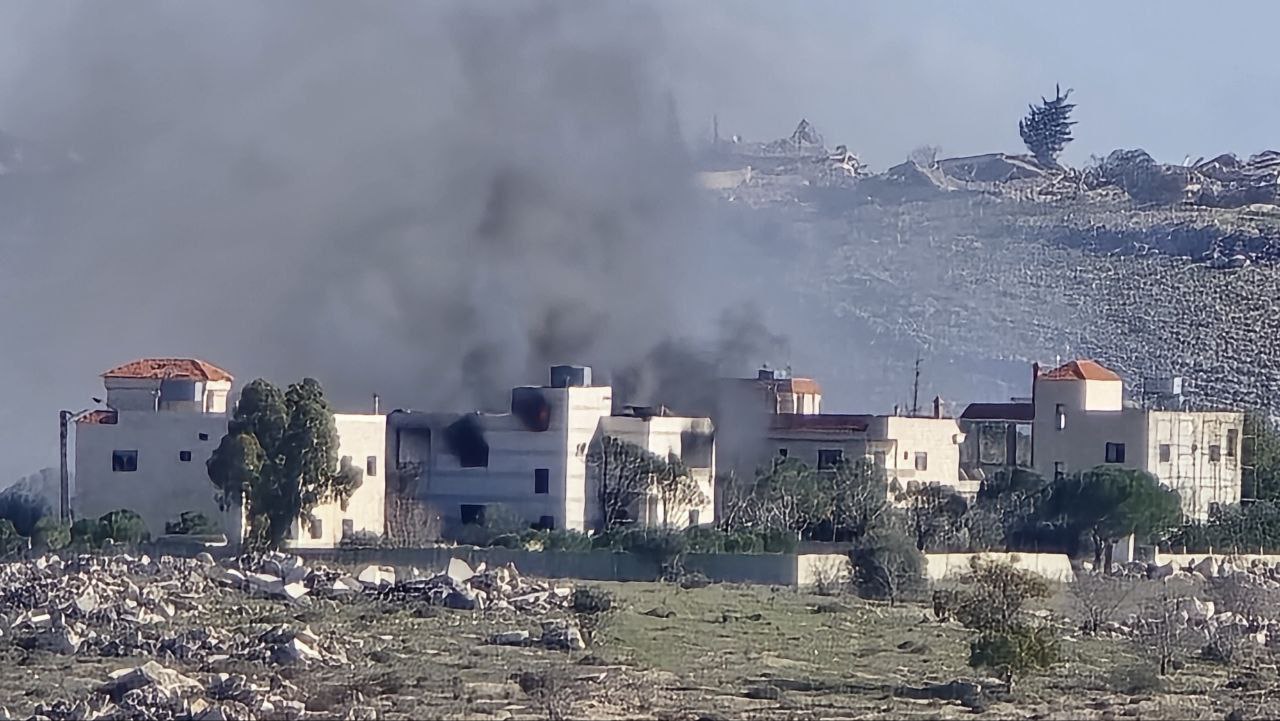 جيش الاحتلال يحرق منزلاً في حي الدبش في بلدة ميس…