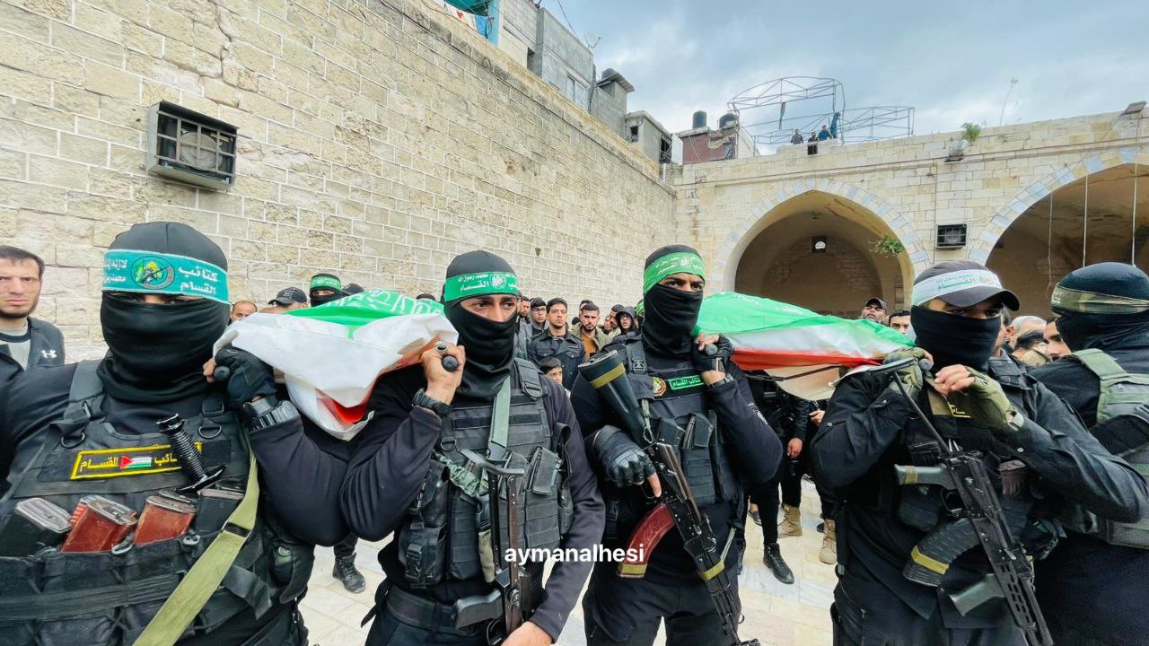 📸 عناصر من كتائب القسام يشيعون جثمانيّ الشهيدين عضويّ المكتب…