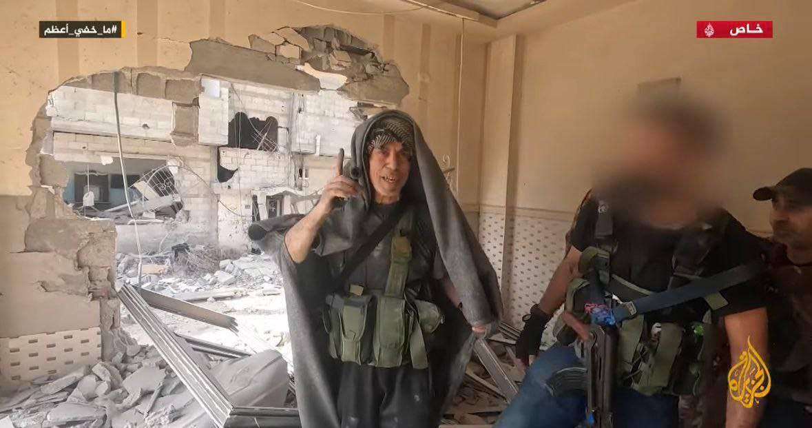 الشهيد القائد يحيى السنـوار: ‏”لا أُحب لبس البدلة، ألبسوني إياها…