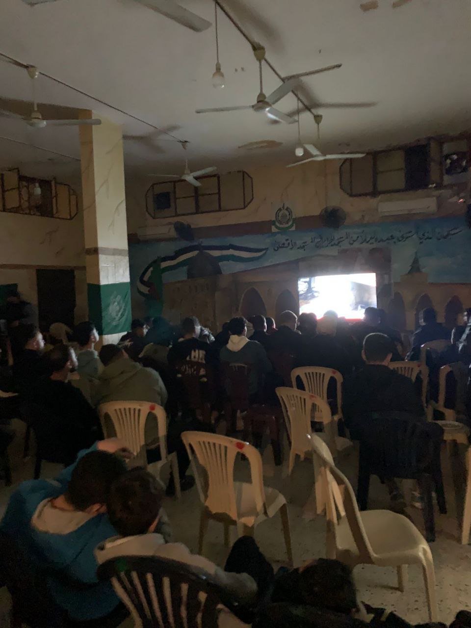 اللاجئون الفلسطينيون في مخيم برج البراجنة بالعاصمة بيروت يشاهدون برنامج…