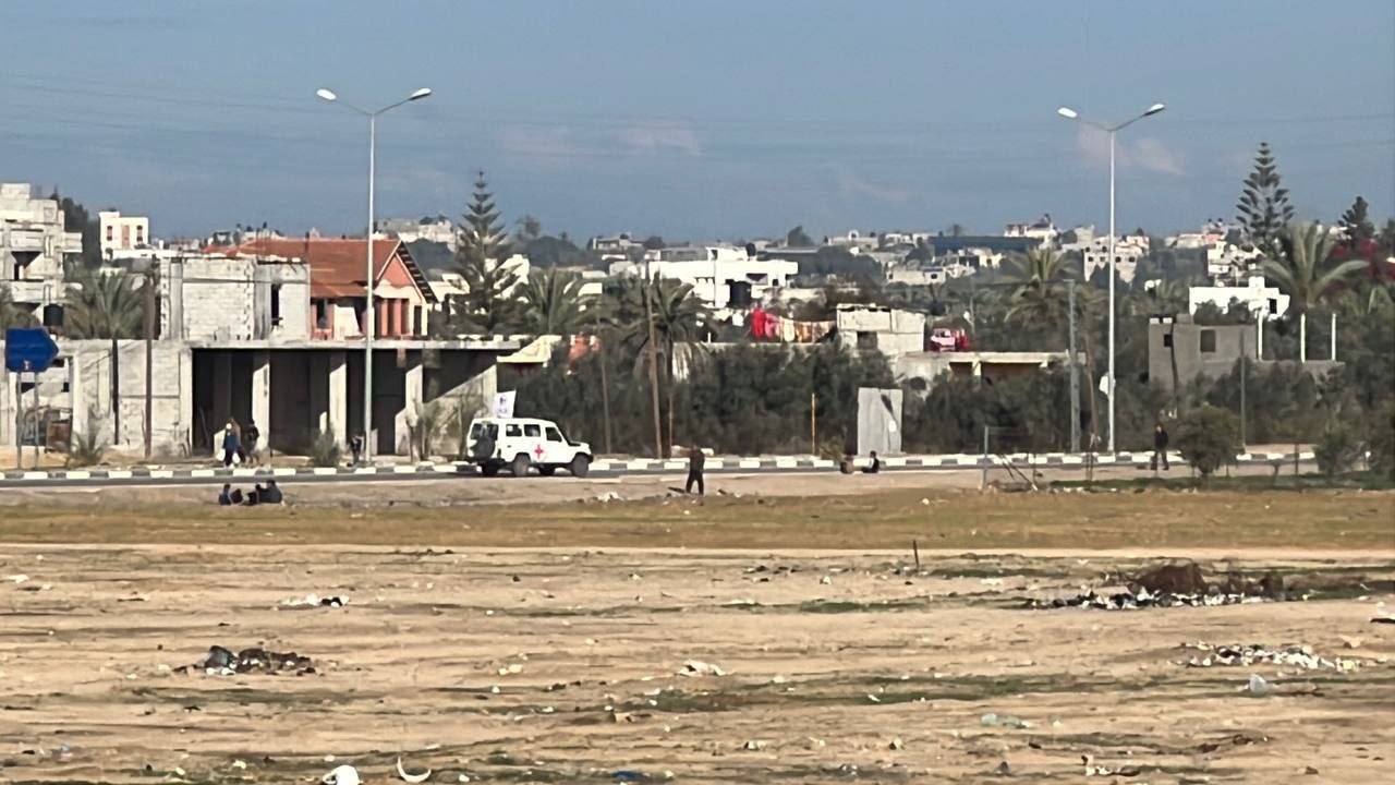 سيارات الصليب الأحمر تدخل جنوب قطاع غزة قبيل البدء بتسليم…