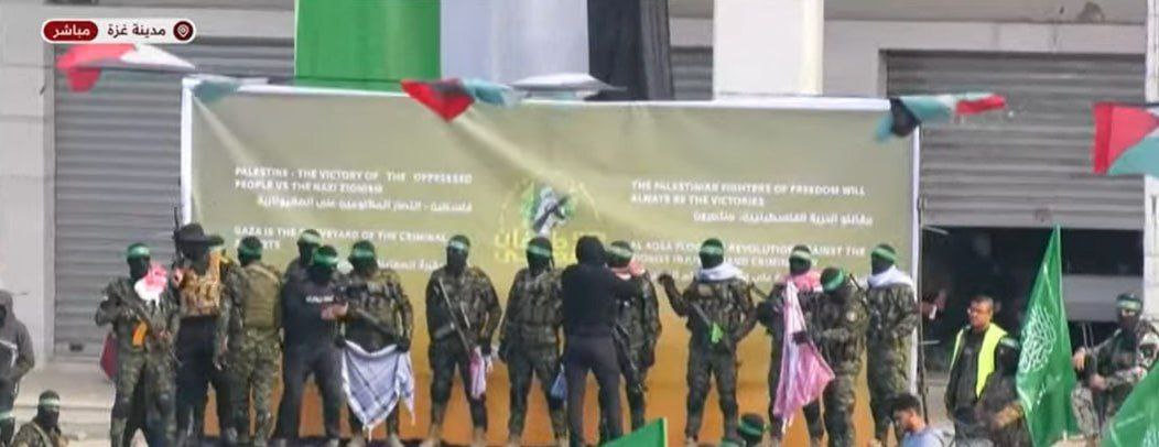 عناصر من كتائب القسام يعتلون منصة وضعت في ميدان فلسطين…