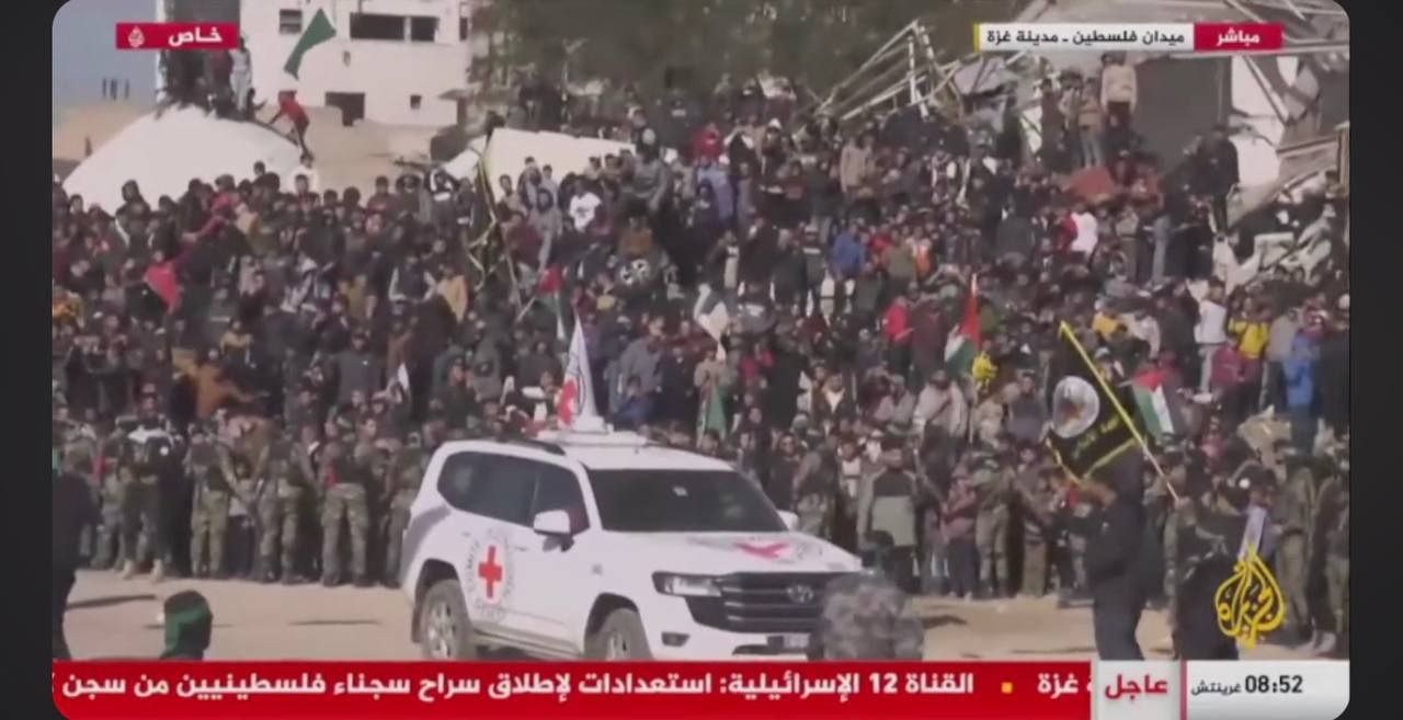 مركبات الصليب الأحمر الدولي تصل ميدان فلسطين بمدينة غزة لاستلام…