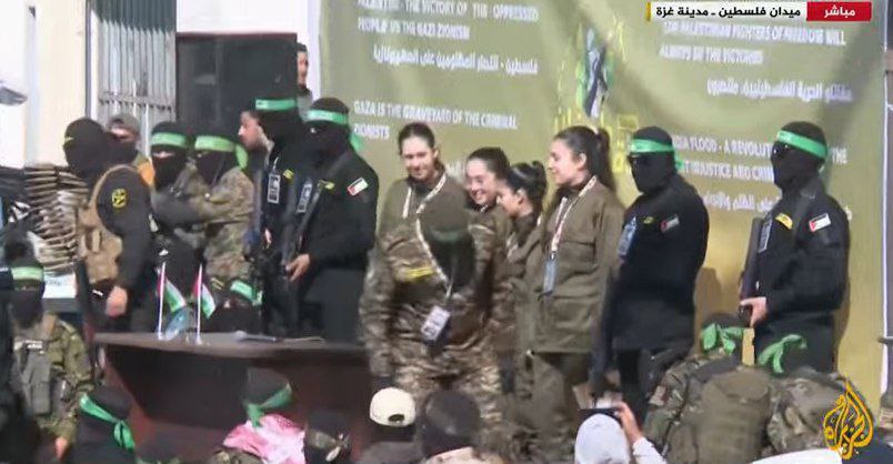 عاجل | وسط تفاعل شعبي كبير.. كتائب القسام تسلم الأسيرات…