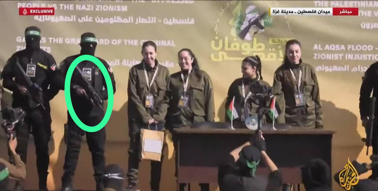 إعلام عبري : 4 عناصر من كتائب القسام بجانب الأسيرات…