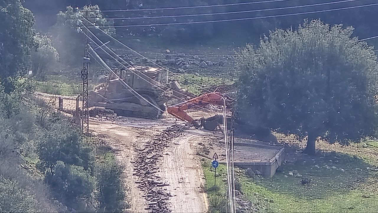 مراسل المنار: قوات الاحتلال تقوم بقطع كافة الطرقات المؤدية الى…