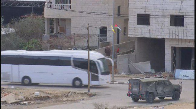 تحرك حافلات الأسرى الفلسطينيين المحررين من أسرى المؤبدات والمحكوميات العالية…