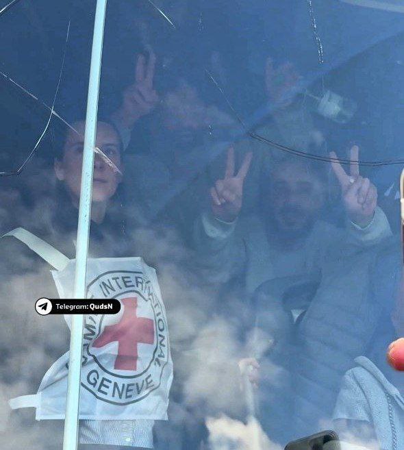 عاجل | الأسرى يرفعون شارة النصر من داخل حافلات الصليب…