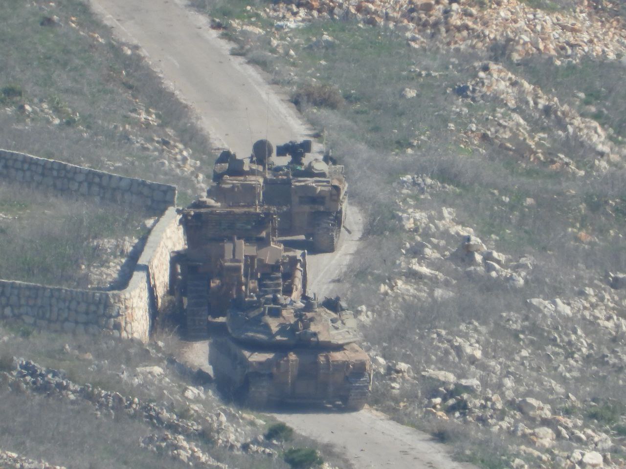 مراسل المنار: جرافات الاحتلال تواصل قطع كافة الطرقات الفرعية المؤدية…