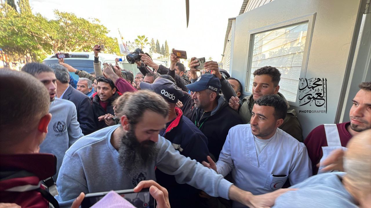 لحظة وصول الأسرى الفلسطينيين المحررين إلى قطاع غزة، ضمن صفقة…