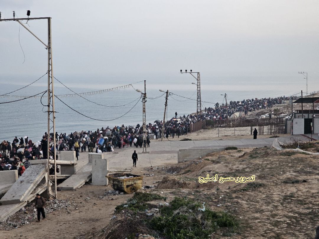صور | من توافد الفلسطينيين من جنوب قطاع غزة إلى…