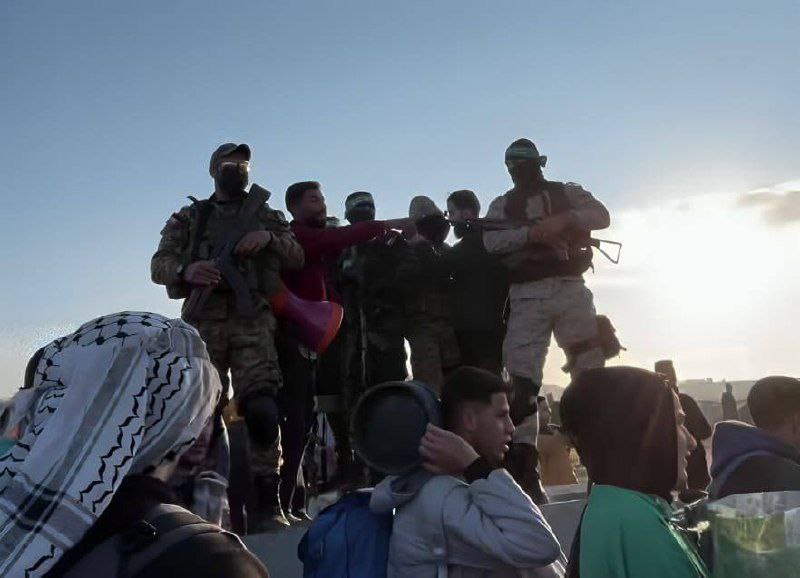 مقاومون من كتائب القسام يرحبون بعودة الأهالي من جنوب القطاع…