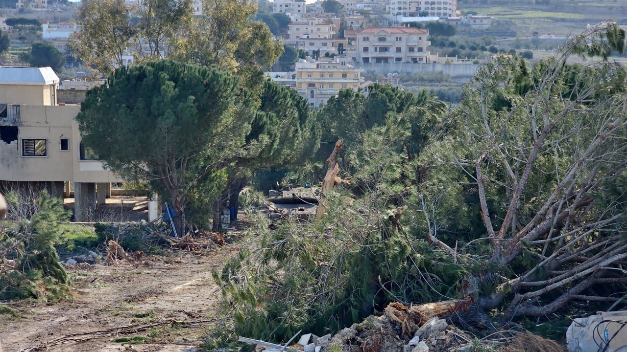 جيش الاحتلال يتقدم باتجاه بلدة يارون ويحاول تدعيم الساتر الترابي…