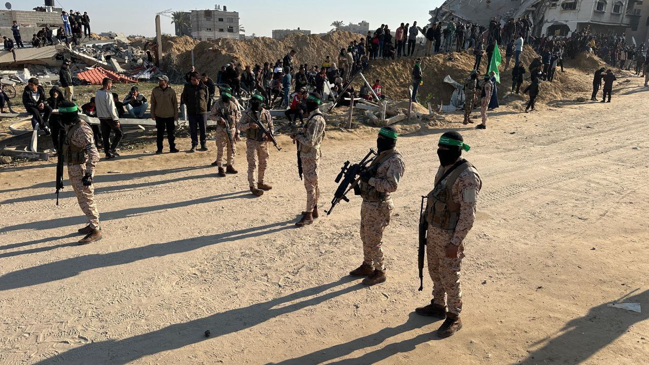 🔴 تجمع عناصر من كتائب القسام حول منصة في مخيم…