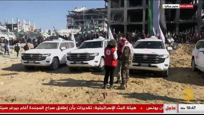 🔴 لحظة وصول الصليب الأحمر الدولي إلى ساحة “الرزان” في…