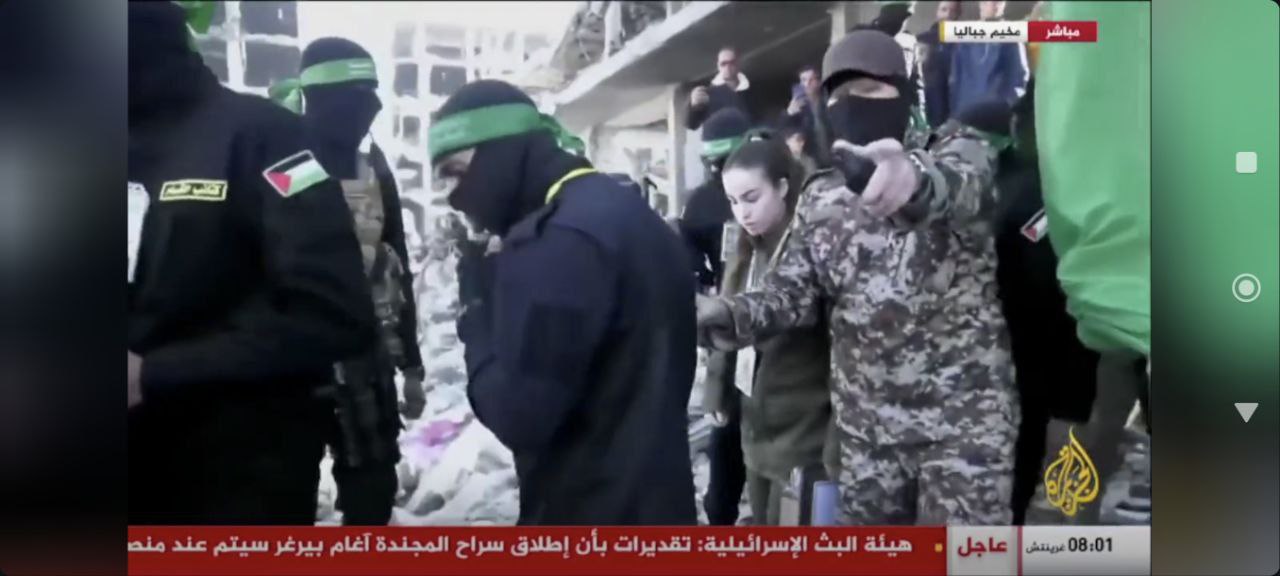 وحدة الظل التابعة لكتائب القسام تخرج الأسيرة المجندة (الإسرائيلية) من…