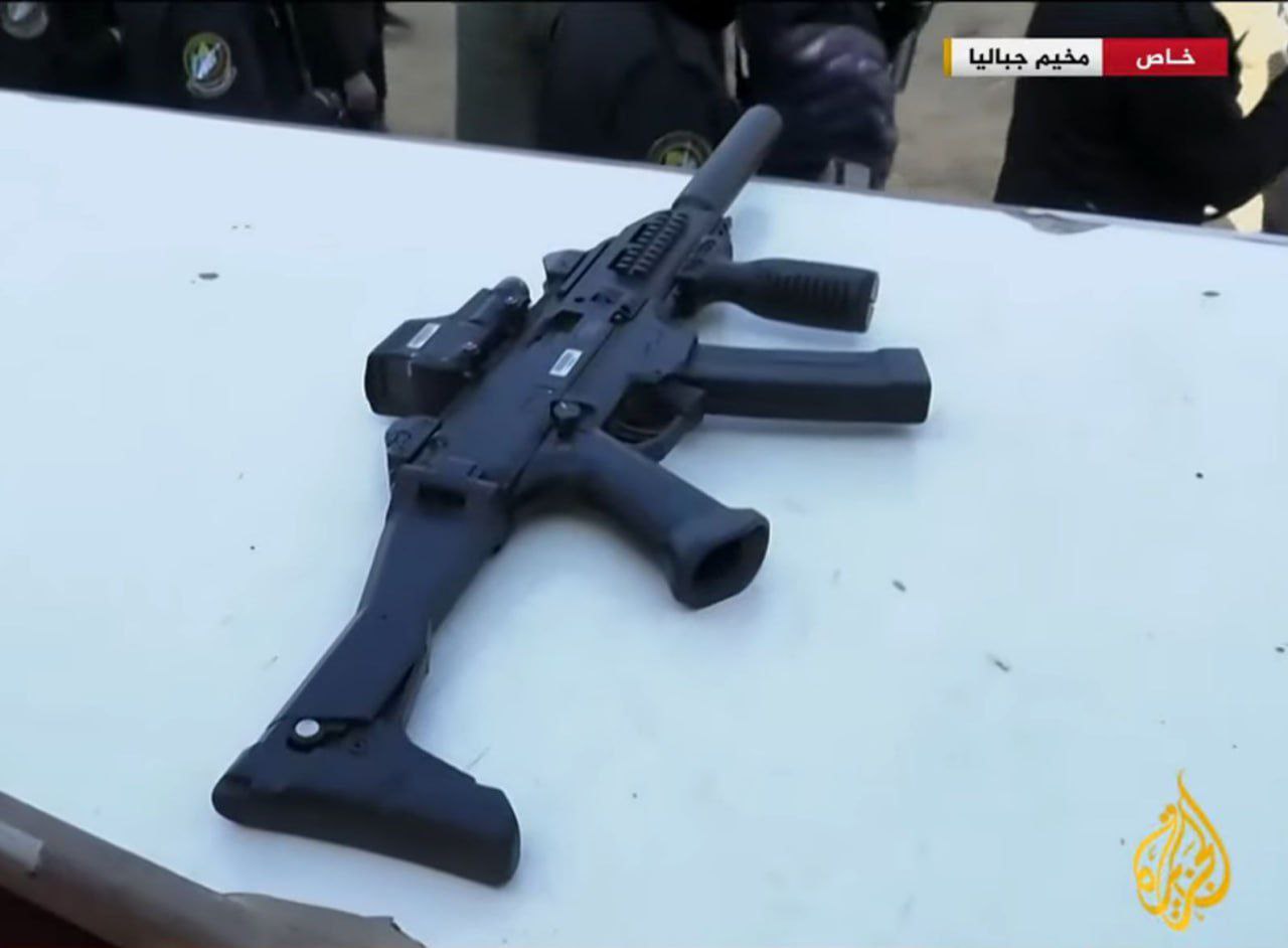 صورة | كتائب القسام تضع قطعة سلاح إسرائيلية اغتنمها مقاتلوها…